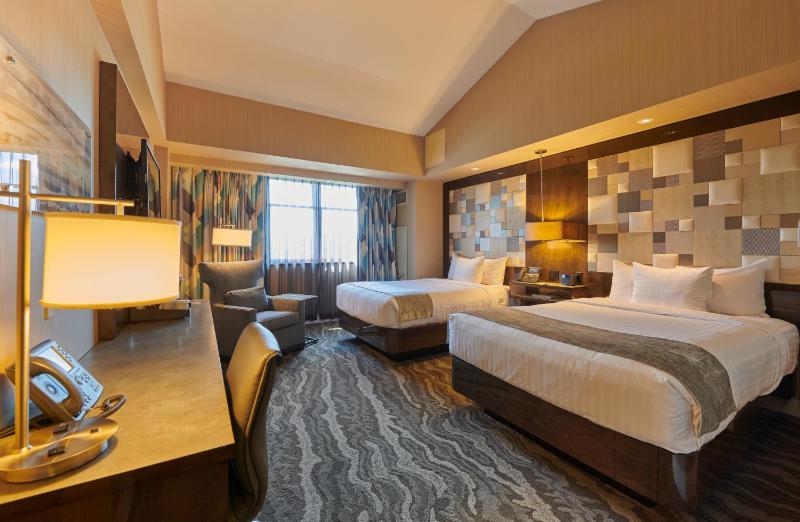 Deluxe Queen Room with Two Queen Beds image 3