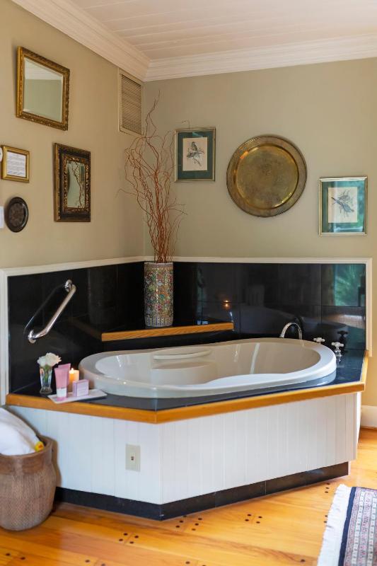 King Room with Spa Bath image 3