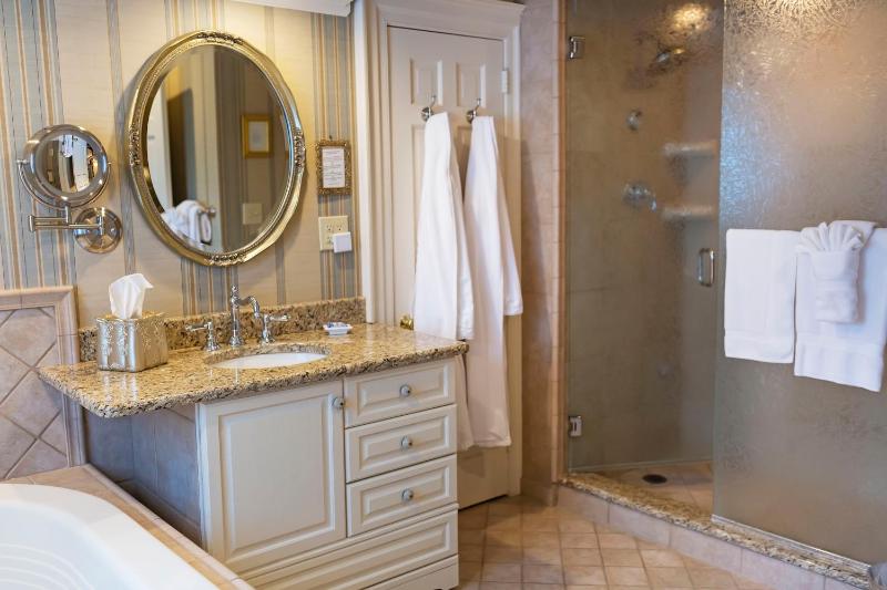 King Room with Spa Bath image 3