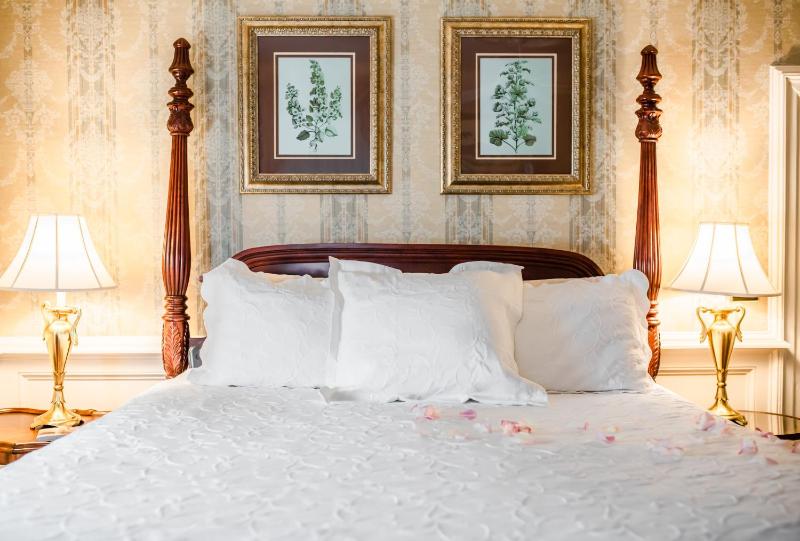 King Room with Spa Bath image 2