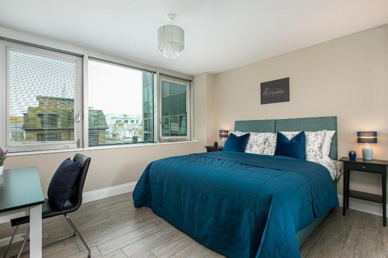 Airhost's Brighton's Best Green Diamond Escape with Sea Views - image 16