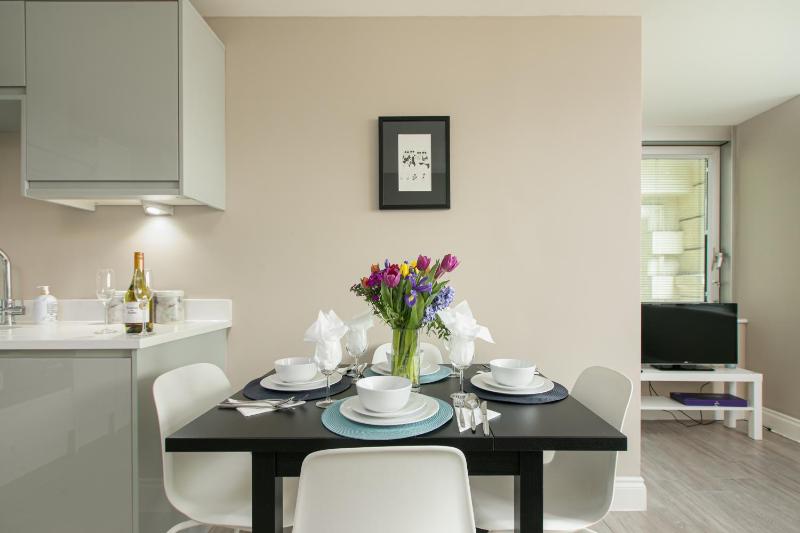 Airhost's Brighton's Best Green Diamond Escape with Sea Views - image 13