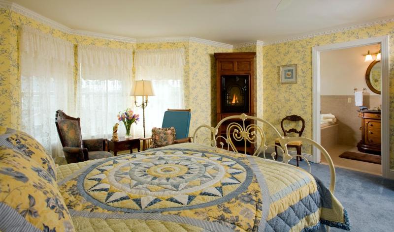 Queen Suite with Spa Bath image 2