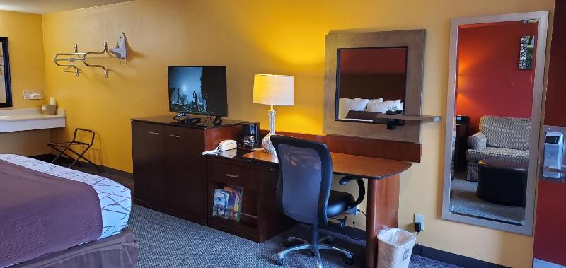 Deluxe King Room image 2