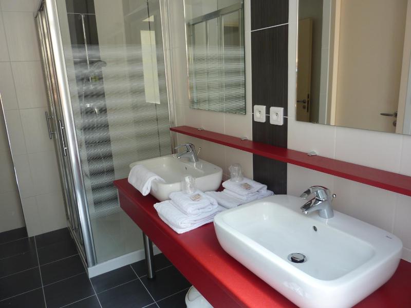 Privilege Twin Room image 2