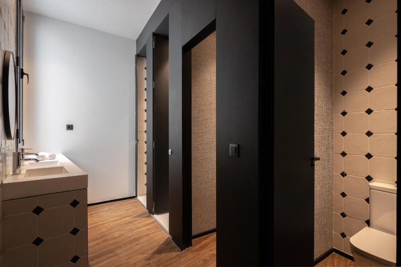 Bed in 8-Bed Dormitory Room image 3