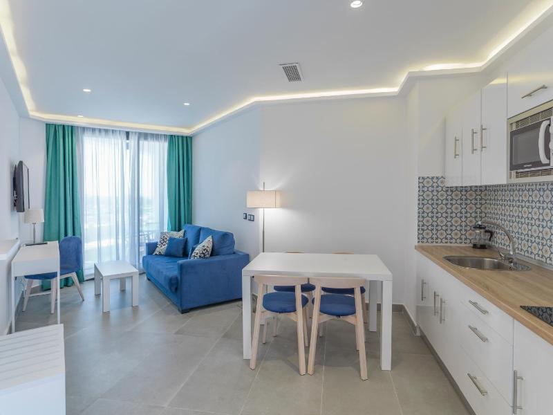 Deluxe Double Room with Side Sea View image 4