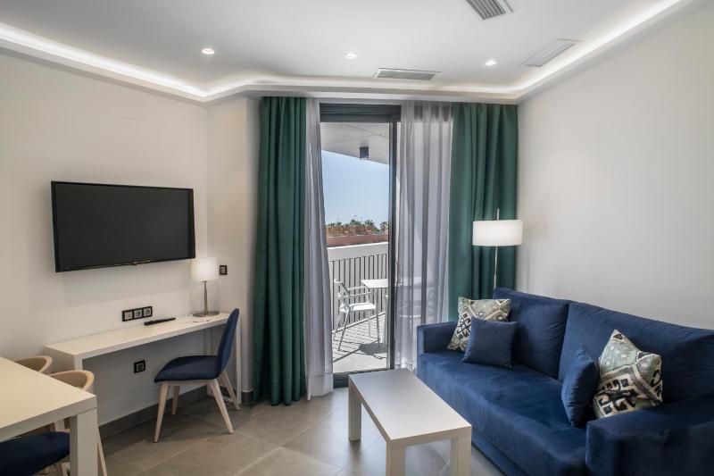 Deluxe Double Room with Side Sea View image 3
