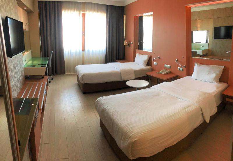 Standard Twin Room - Mobility Accessible image 3