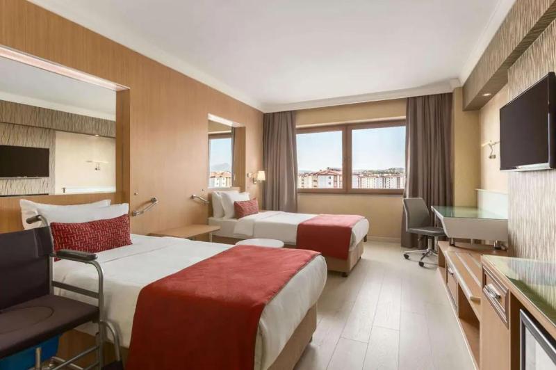 Standard Twin Room - Mobility Accessible image 1