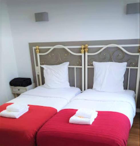 Twin Room image 3