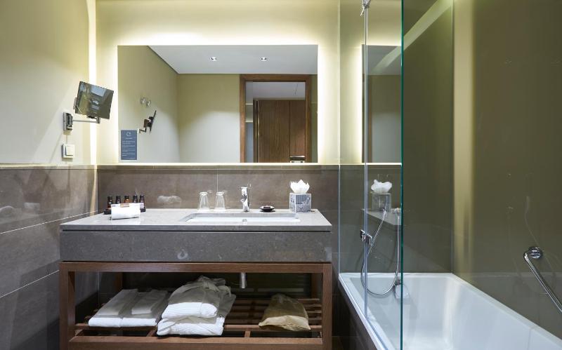 Deluxe Room image 3