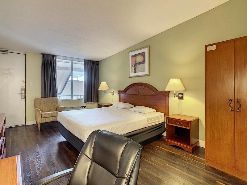 King Room - Non-Smoking image 4