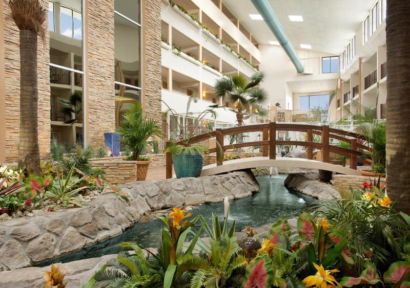 Atrium Exterior 1 Queen (petite room)  image 2