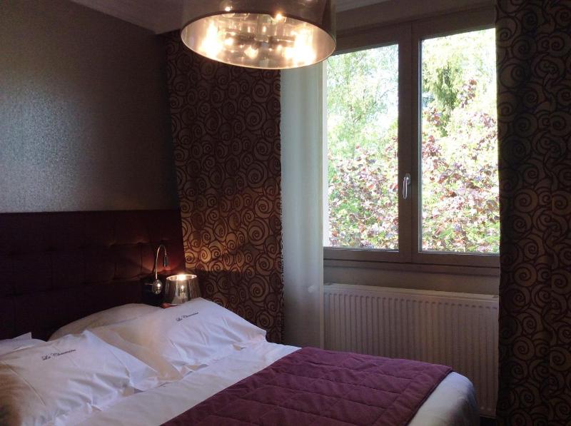 Classic Double Room image 2