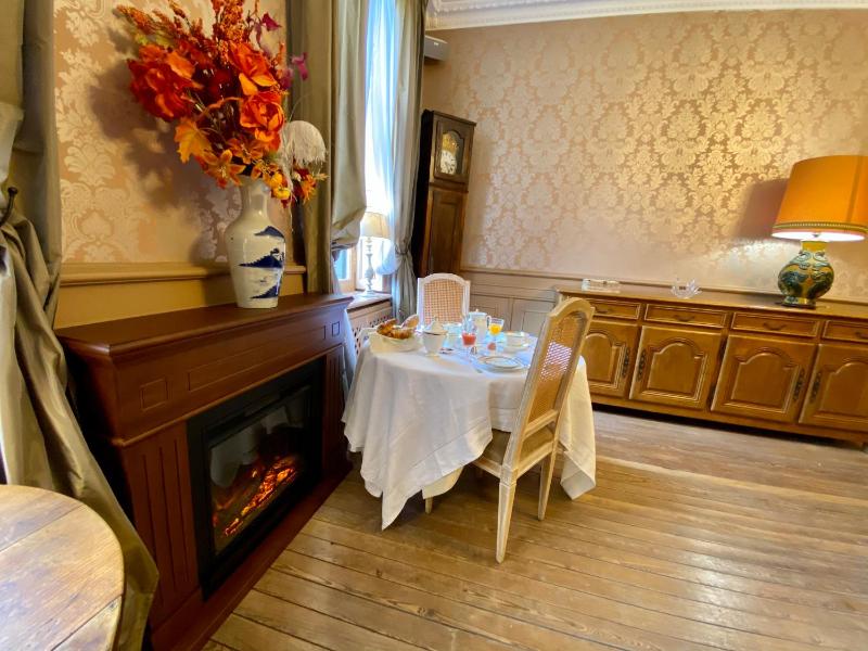 Double Room with Medieval city view image 2