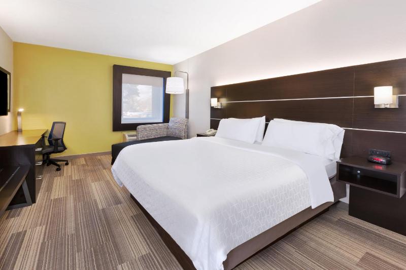 Standard King Room image 4