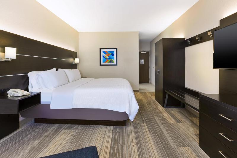 Standard King Room with Mobility Accessible Roll-In Shower image 4