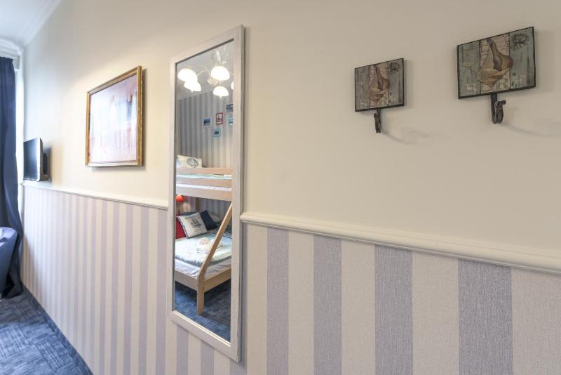 Triple Room with Shared Bathroom image 2