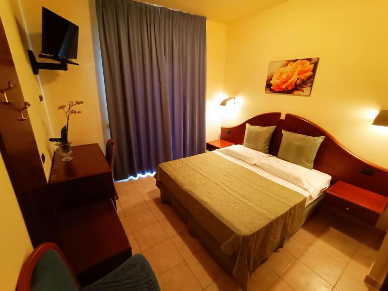 Double Room with Mountain View and Balcony image 4
