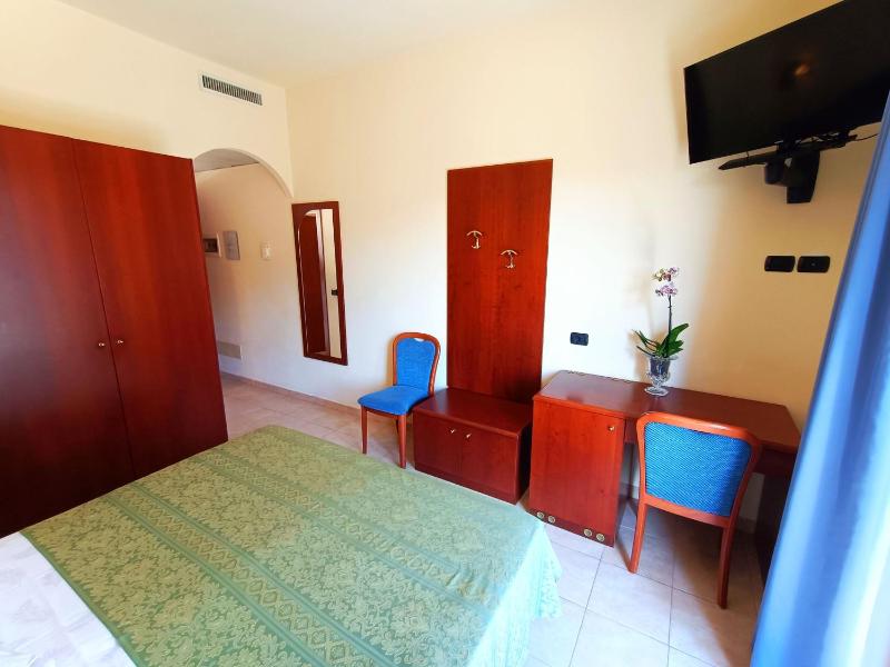 Double Room with Mountain View and Balcony image 3