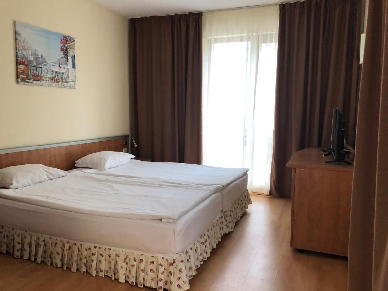 Double Room with Balcony image 2
