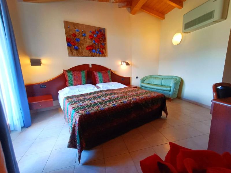 Deluxe Double Room with Lake View image 4