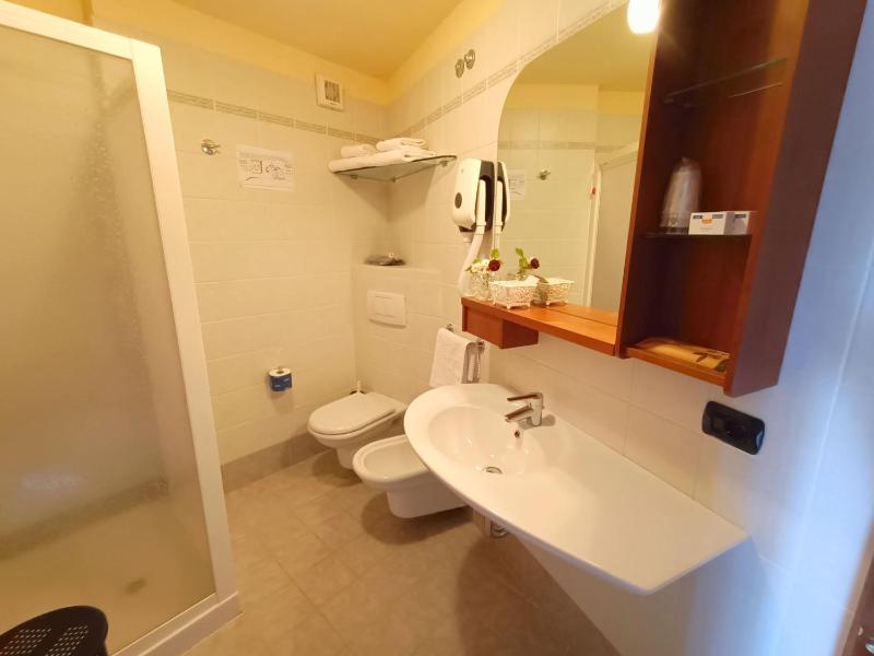 Suite Deluxe with Balcony and Lake View image 4