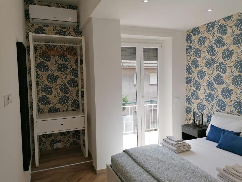 Queen Room with Balcony image 4