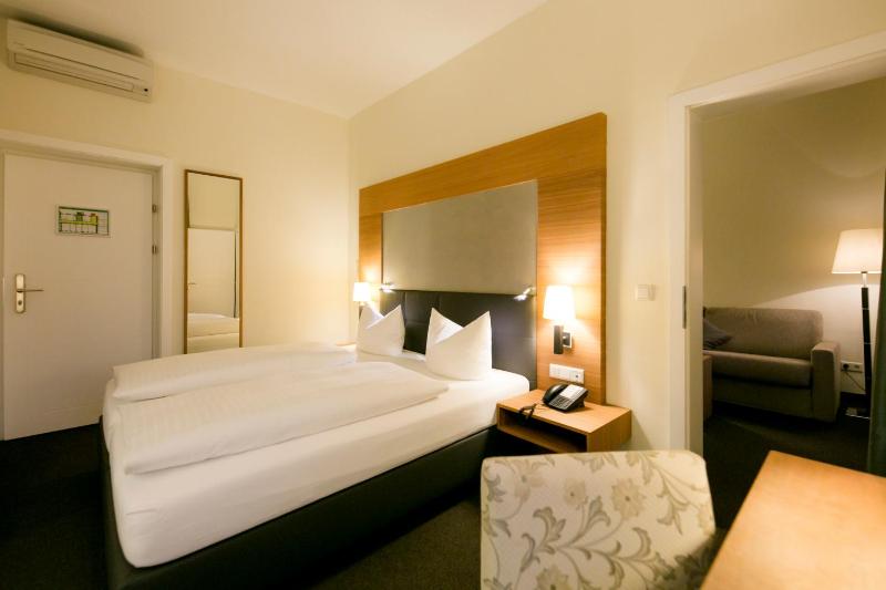 Junior Suite (Glass Bathroom) image 3