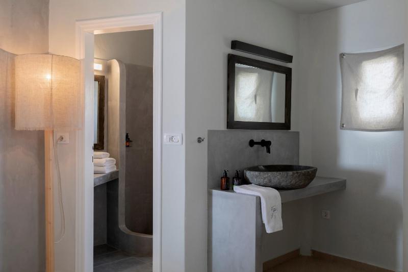 Standard Double Room image 4