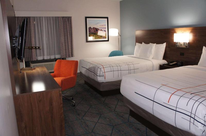 Deluxe Queen Room with Bathtub with Grab Bars - Mobility Accessible/Non-Smoking image 2