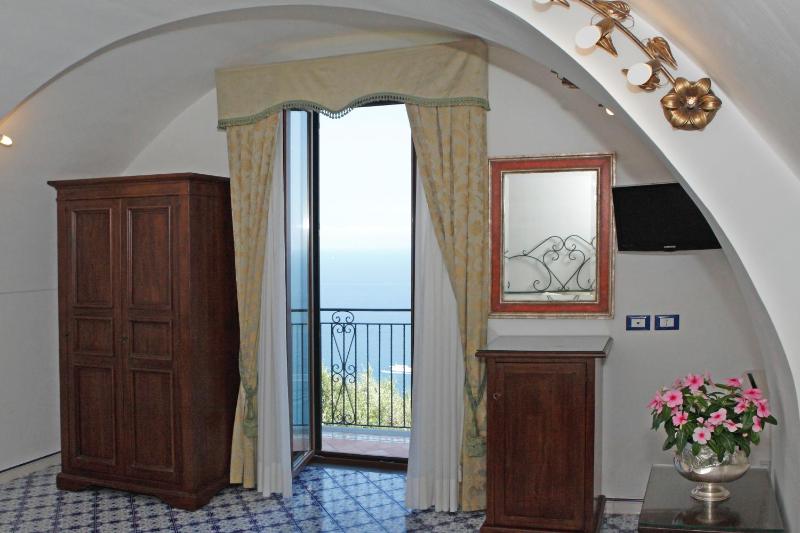 Superior Triple Room with Sea View image 3
