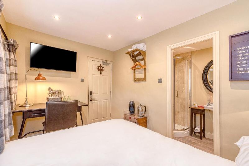 Small Double Room image 3