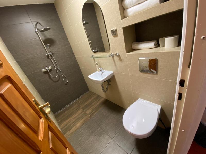 Triple Room with Bathroom image 3