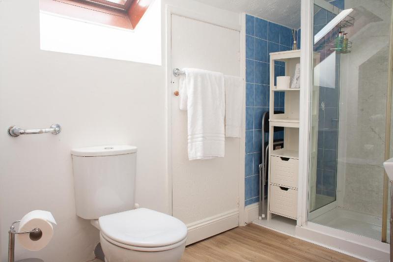 Twin Room image 3