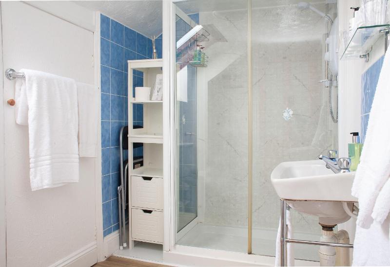 Twin Room image 2