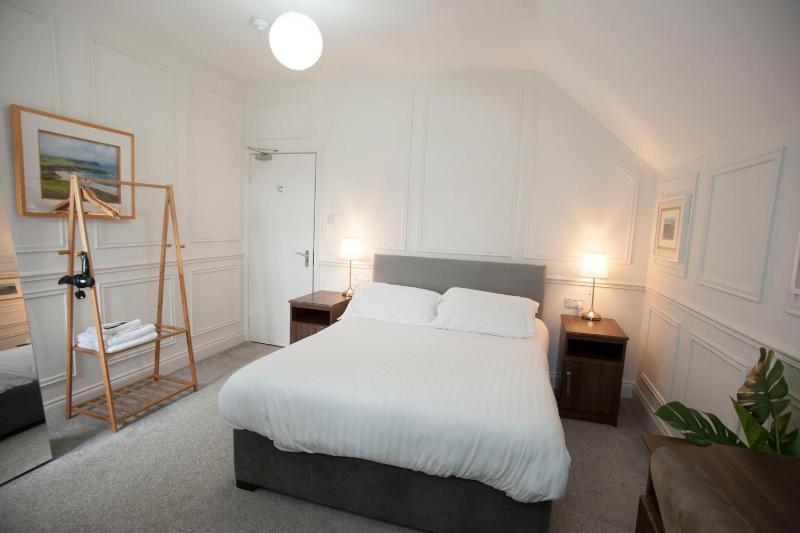 King Double Room image 3