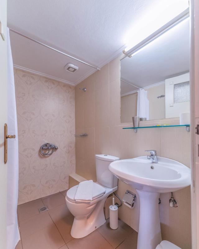 Studio Apartment with Sea View image 3