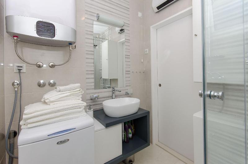 One-Bedroom Apartment image 2