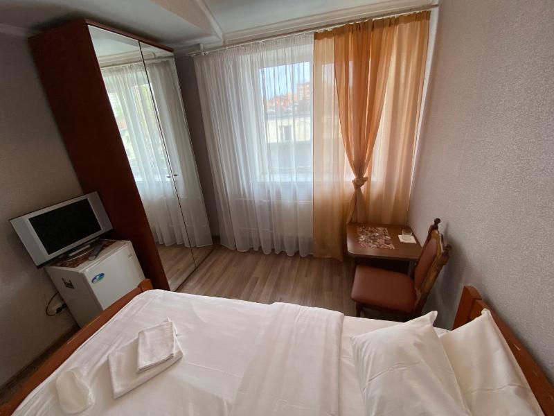 Small Single Room image 3