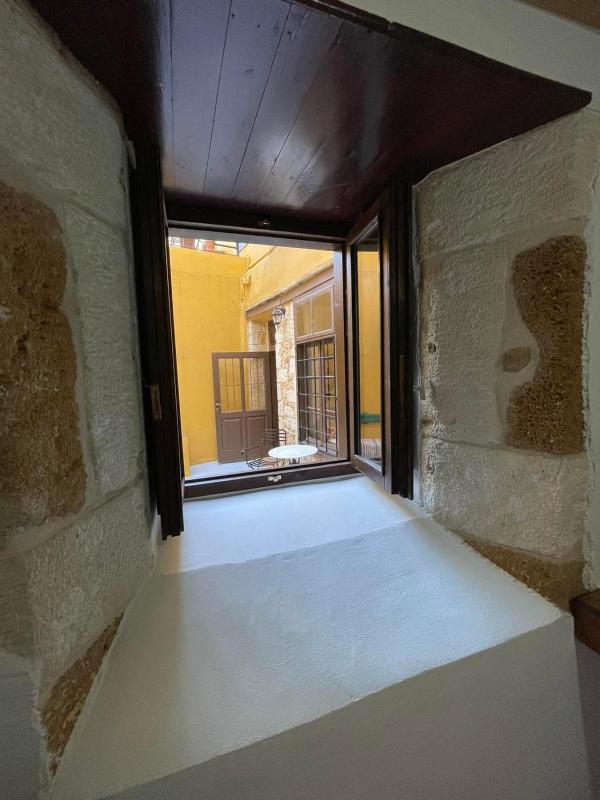 Basic Single Room with Courtyard View image 4