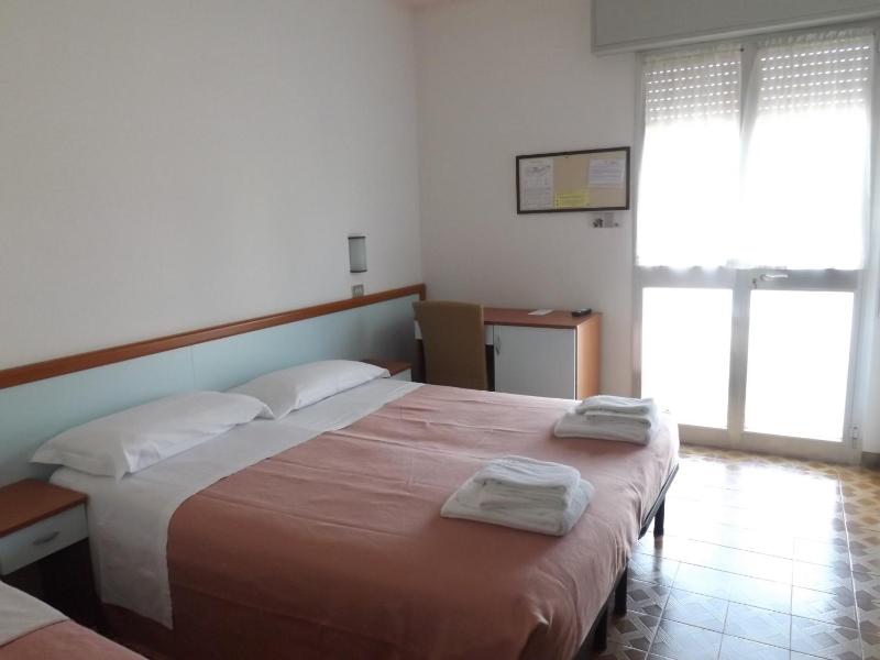 Superior Triple Room image 3