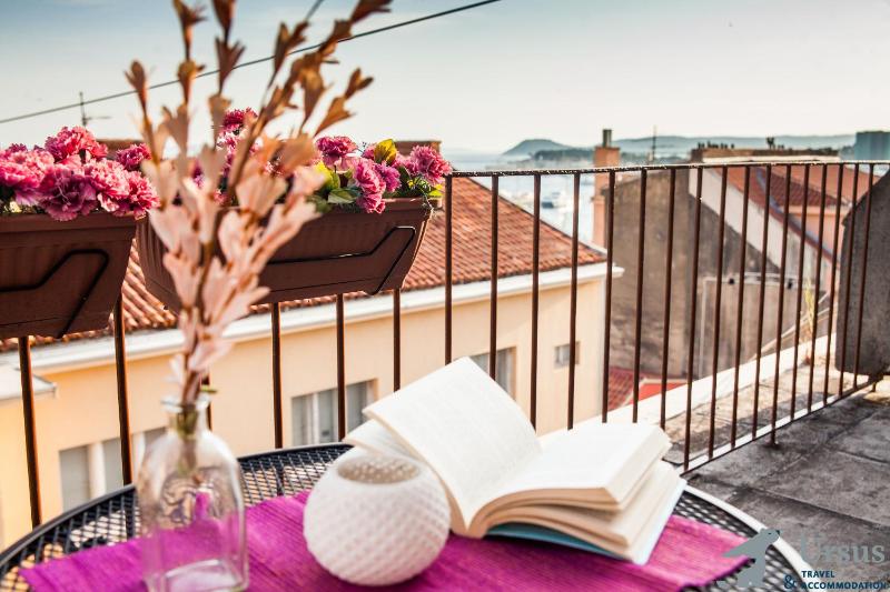 One-Bedroom Apartment image 2