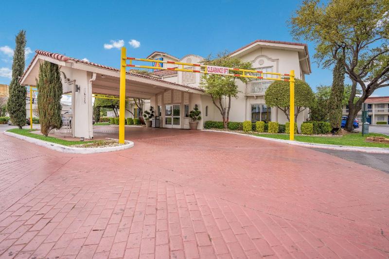 Motel 6 Dallas TX - Market Center - image 8