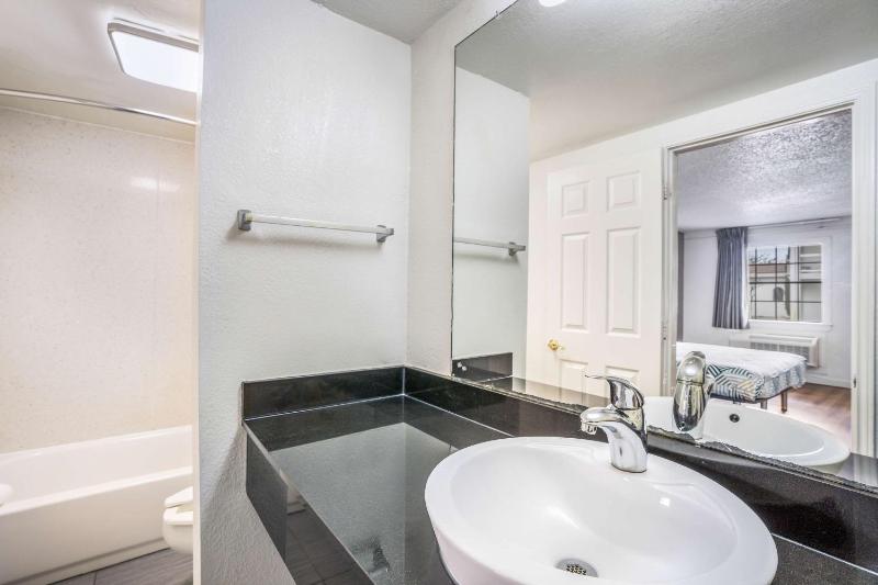 Quadruple Room - Non-Smoking image 2