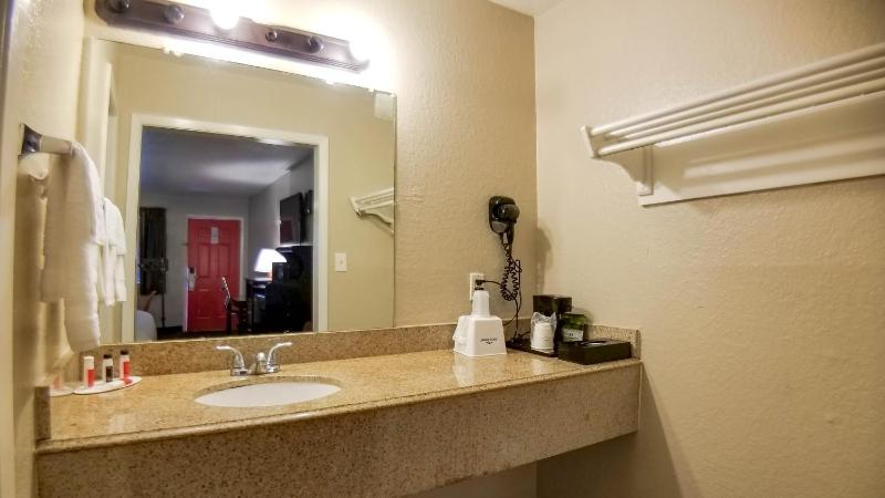Howard Johnson by Wyndham Houston Hobby Airport - image 23