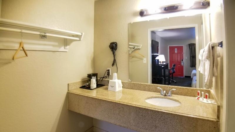 Howard Johnson by Wyndham Houston Hobby Airport - image 19