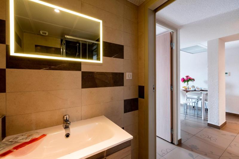 One-Bedroom Apartment image 2