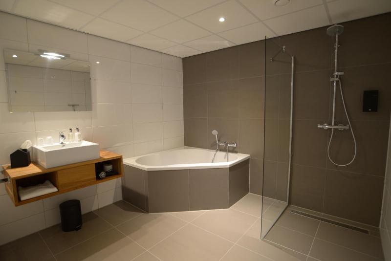 Deluxe Double Room with Bath image 2